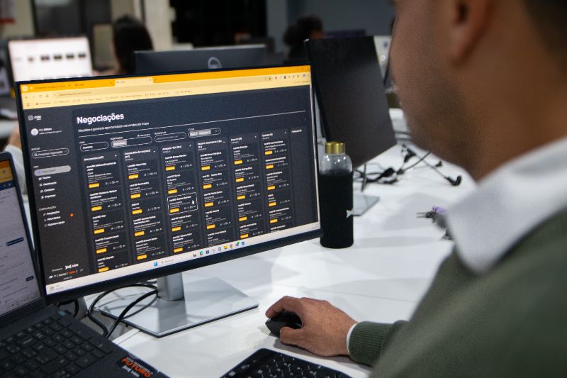 Dashboard de CRM exibindo funil de vendas com gráficos e métricas de campanhas de marketing em tela de computador moderno