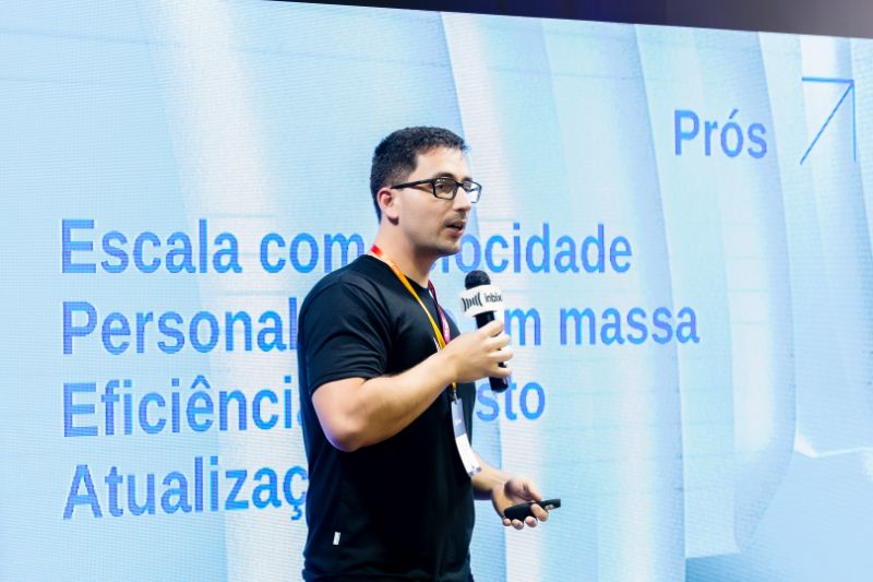 Reunião corporativa com colaboradores em ambiente de escritório moderno, discutindo estratégias de treinamento e desenvolvimento