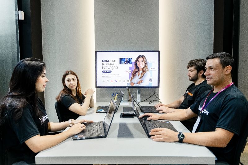 Tela de computador mostrando plataforma digital integrada de gestão de conhecimento com gráficos, vídeos e documentos na interface