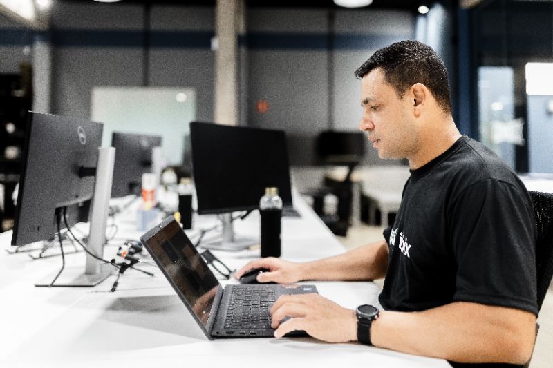 Computador moderno exibindo dashboards com gráficos e dados sobre metas OKR e inteligência artificial