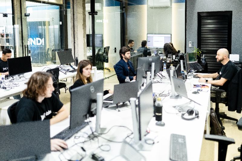 Tela de plataforma LMS exibindo trilhas obrigatórias com certificados digitais e relatórios detalhados