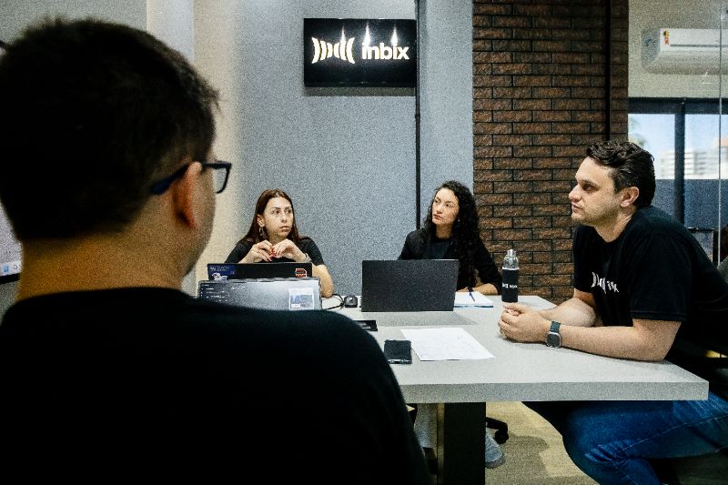 Equipe de trabalho em escritório com expressão tensa e ambiente carregado