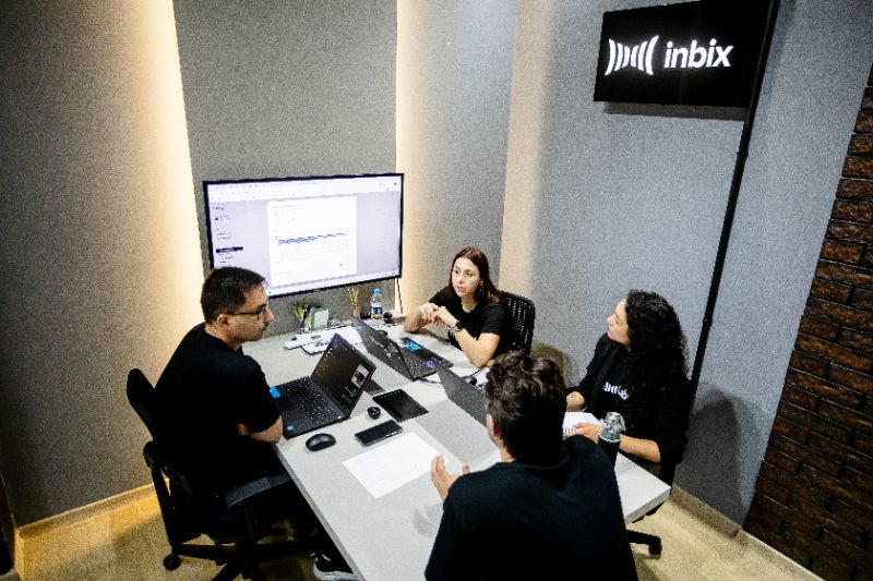 Pessoa interagindo com hologramas digitais que representam cultura e valores empresariais apoiados por inteligência artificial