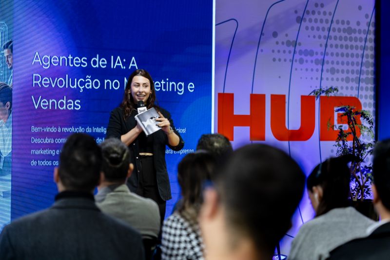 Pequenos empresários utilizando plataforma digital de inovação em ambiente moderno