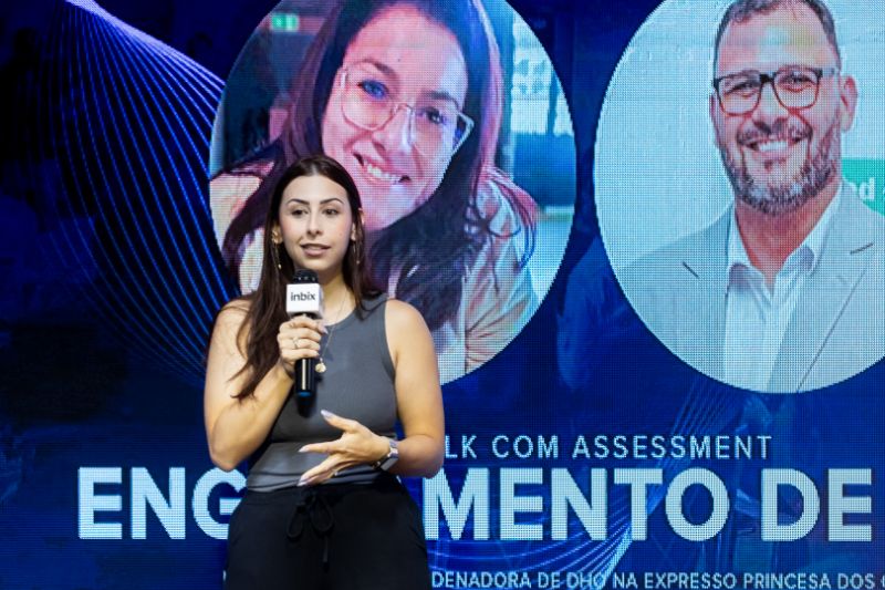 Pessoa digitando em notebook com documentos e fluxogramas ao redor mostrando organização de rotinas empresariais