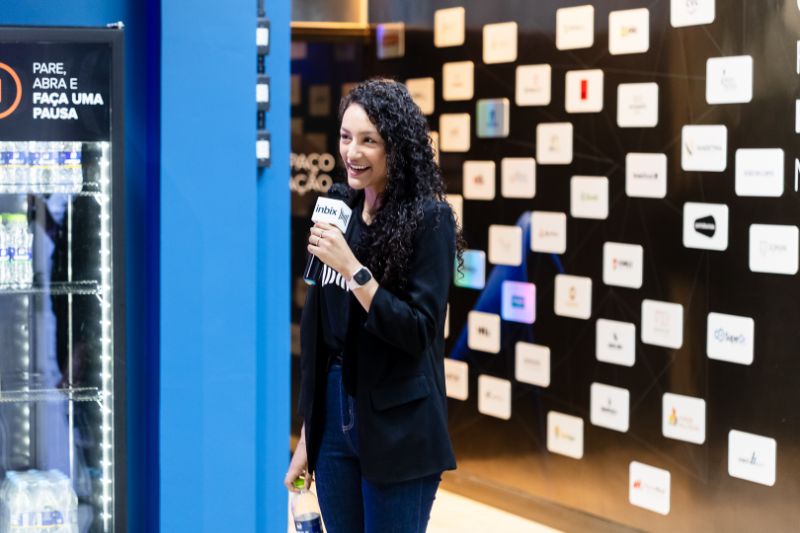 Equipe corporativa em ambiente moderno de escritório colaborando com laptops e tablets