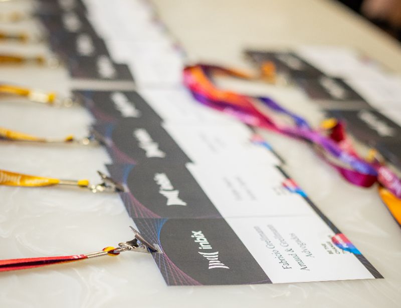 Colaboradores em ambiente industrial usando computadores e tablets para treinamentos integrados ao trabalho diário