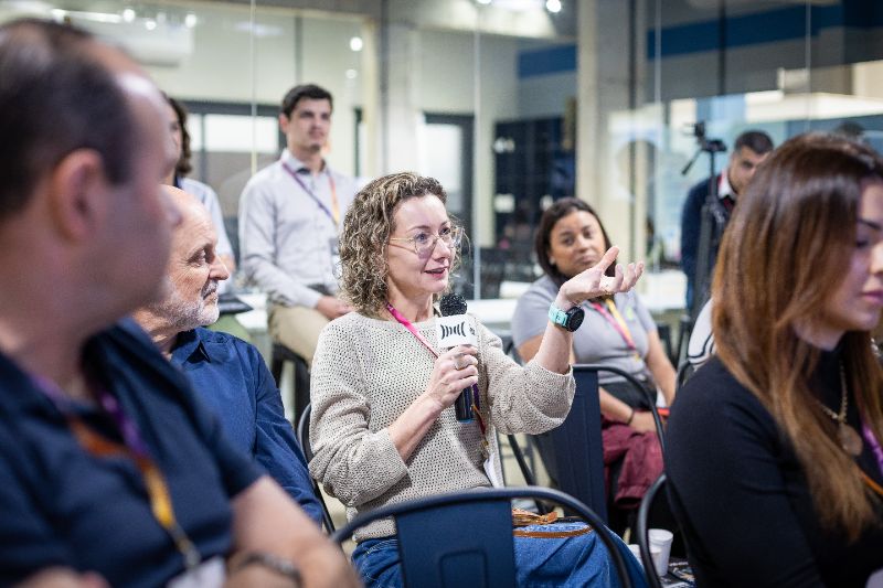Equipe diversa analisando conteúdos digitais em telas modernas para seleção de cursos