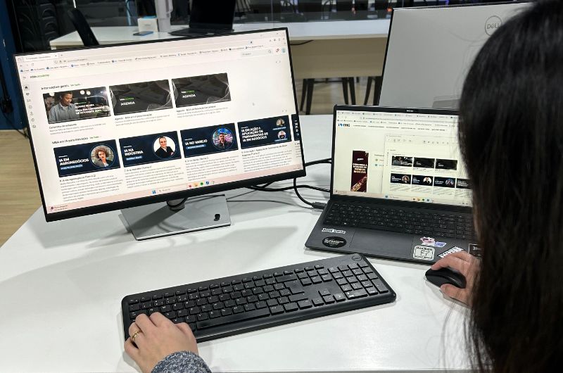 Pessoa estudando com notebook e gráficos de inteligência artificial na tela