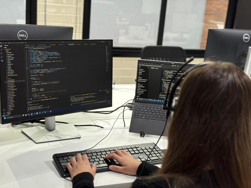 Desenvolvedores criando e configurando agentes de inteligência artificial em ambiente digital com interfaces complexas e modernas