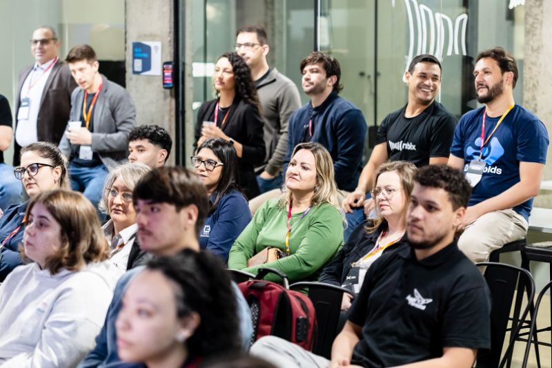 Profissionais reunidos em sala moderna, planejando OKRs práticos para treinamentos corporativos com notebooks, gráficos e anotações
