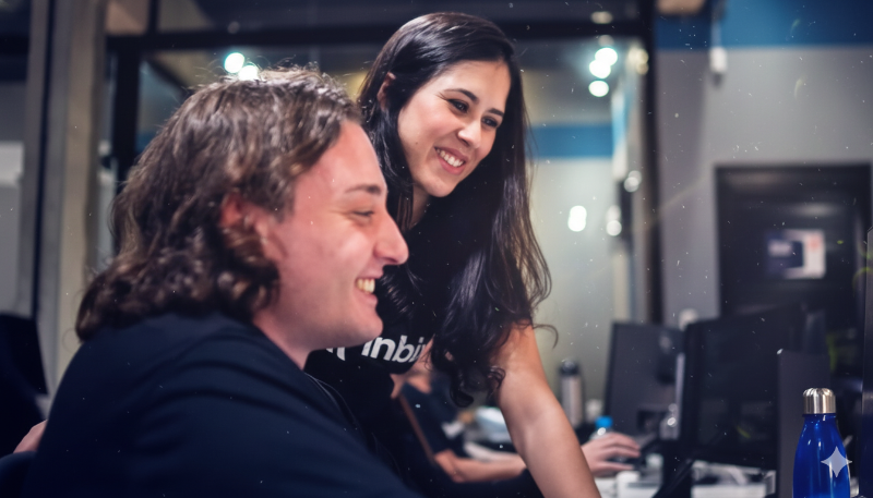 Equipe diversa em ambiente corporativo realizando treinamento com colaboradores internos e terceiros juntos