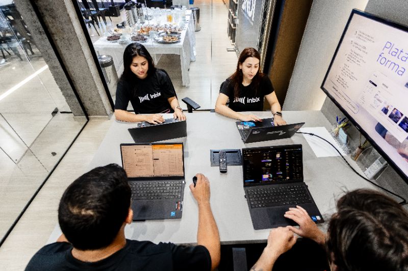 Pessoa usando computador com tela mostrando gráficos e relatórios de auditoria digital em treinamento corporativo
