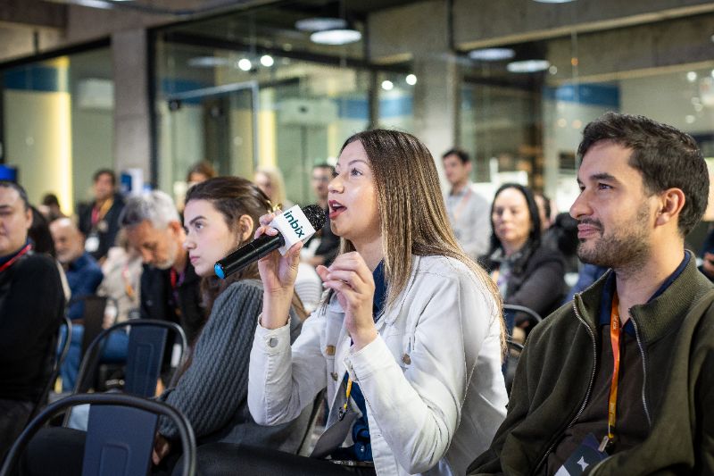 Profissional analisando gráficos de desempenho e apontando falhas em gestão do conhecimento em escritório moderno