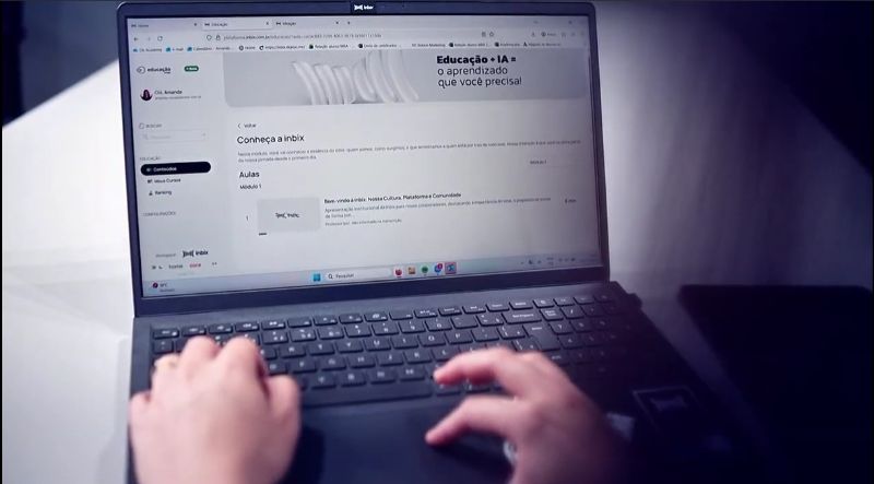 Equipe empresarial utilizando assistentes de IA em dispositivos digitais durante processo de certificação