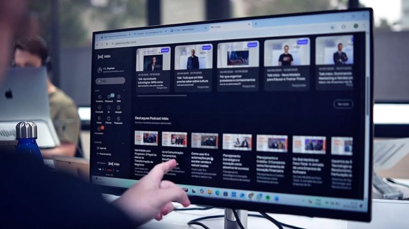 Tela de computador exibindo dashboard de trilhas de aprendizagem personalizadas com ícones de inteligência artificial, gráficos e listas de cursos em ambiente corporativo moderno