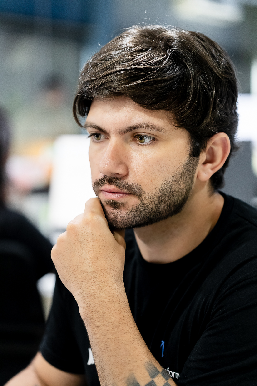 Gestor analisando painel digital de trilhas de aprendizagem e compliance em escritório corporativo