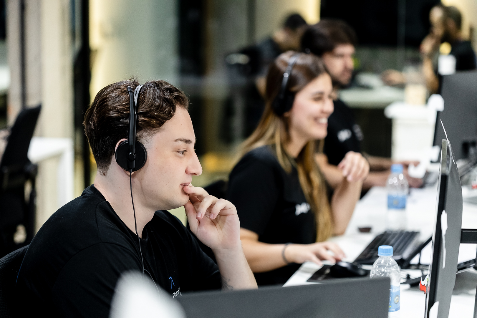 Equipe operacional em treinamento atento com instrutor em tela digital