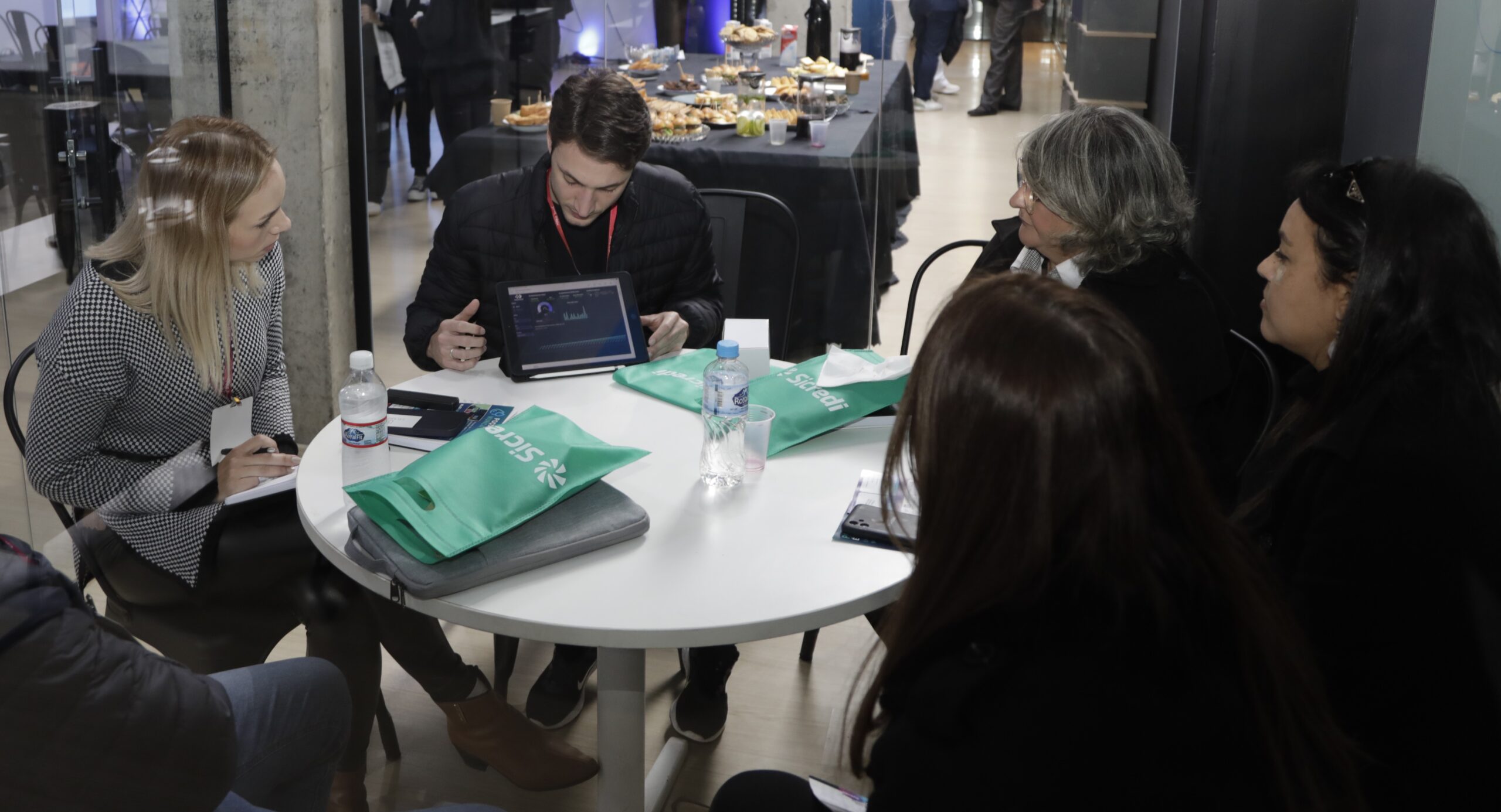 Equipe corporativa usando microlearning em telas pequenas e grandes