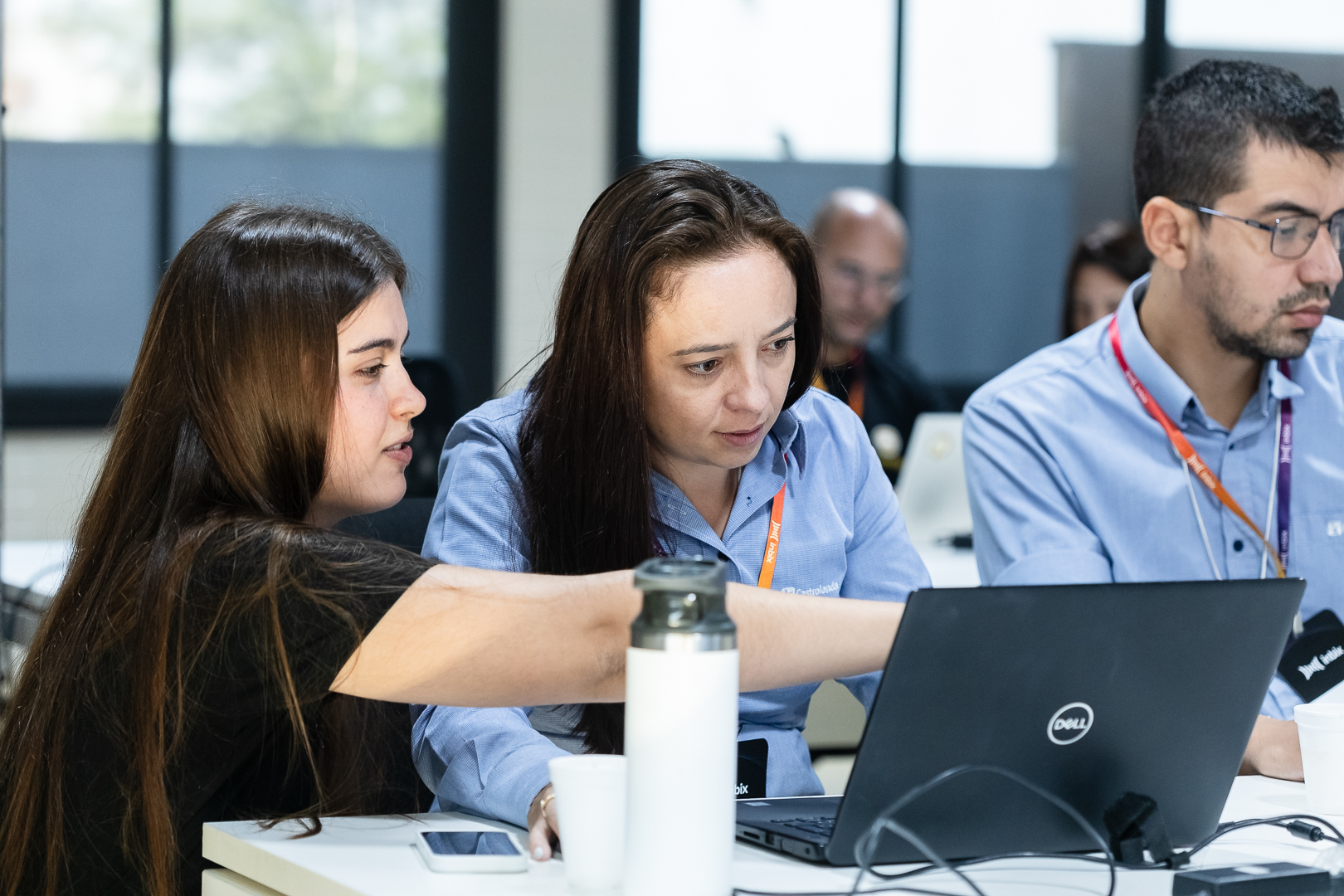 Equipe corporativa analisando erros em quadro branco em reunião