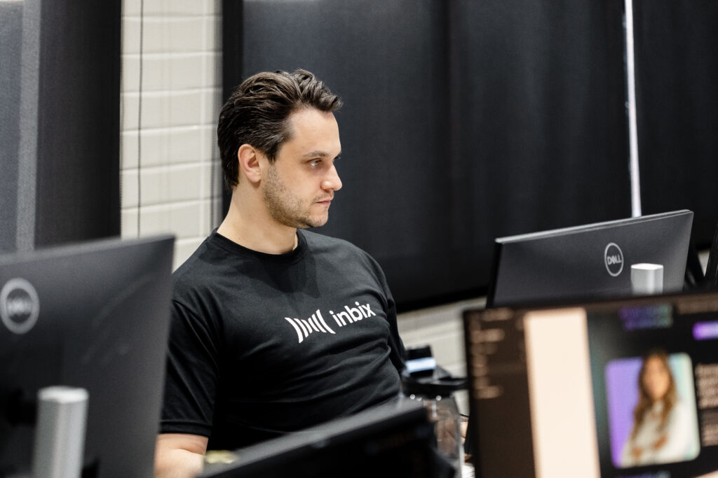 Profissional consulta instruções em tela enquanto executa tarefa no trabalho