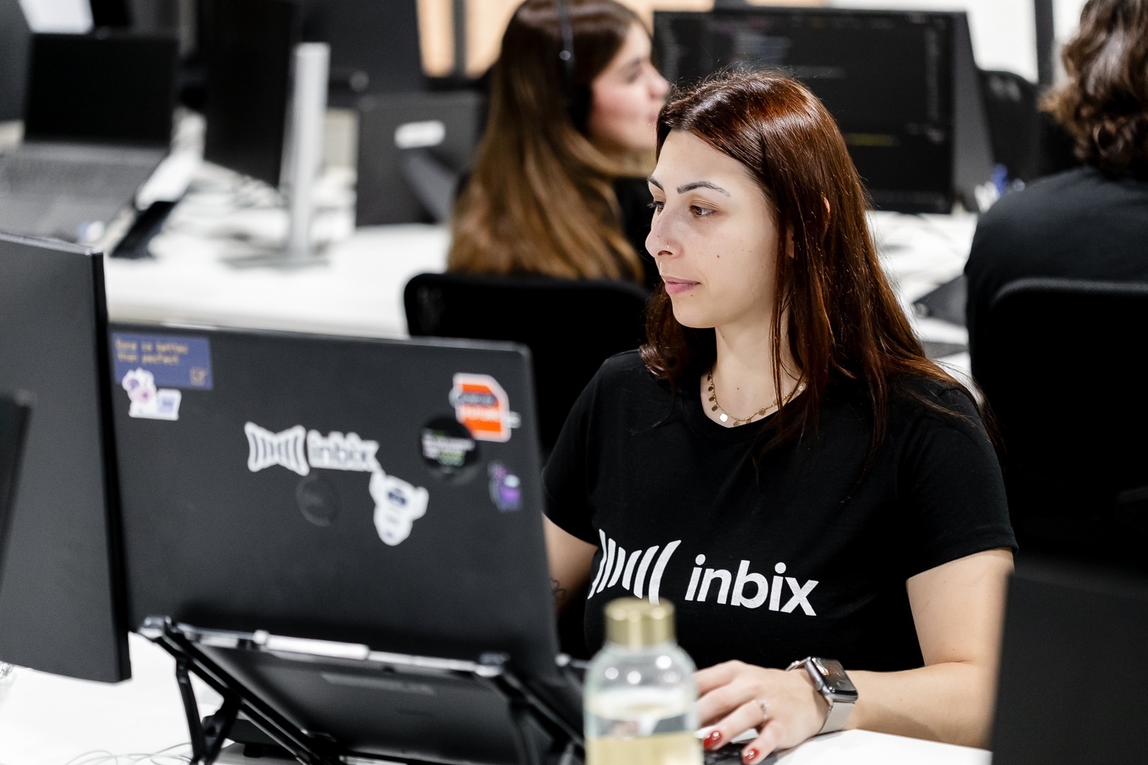 Equipe corporativa analisando painel digital de compliance e microcertificações