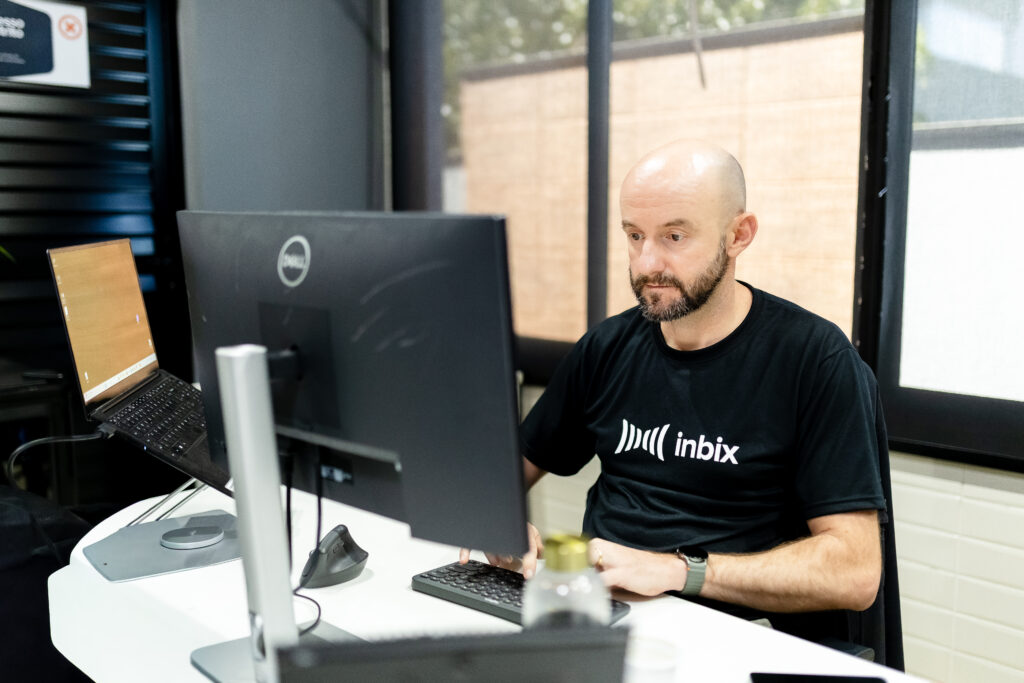 Gestor analisando checklist digital de IA em cursos técnicos em um painel futurista