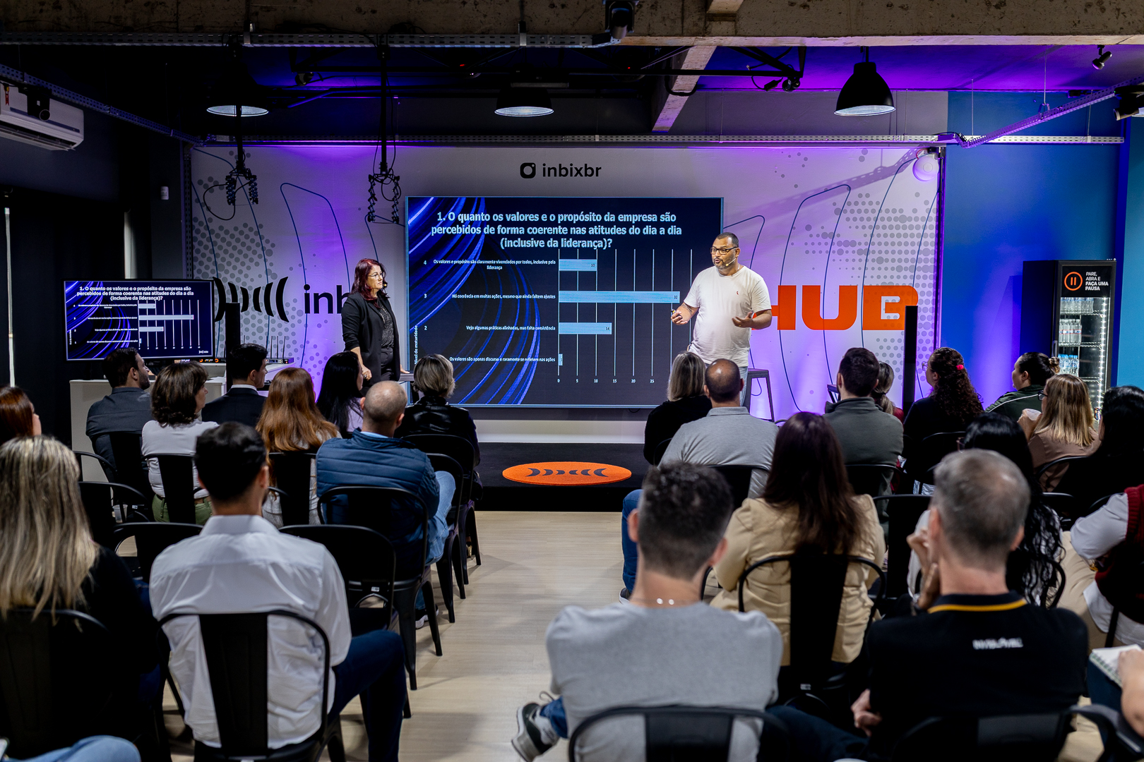 Treinamento presencial com instrutor e assistente virtual em tela