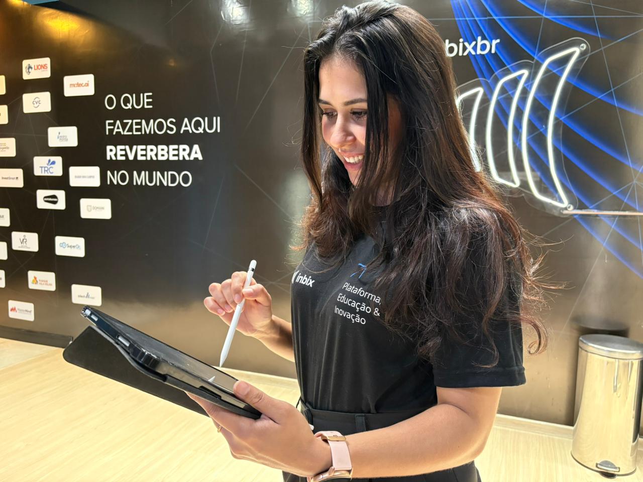 Gestor revisando checklist digital de atualização de cursos corporativos em múltiplos setores