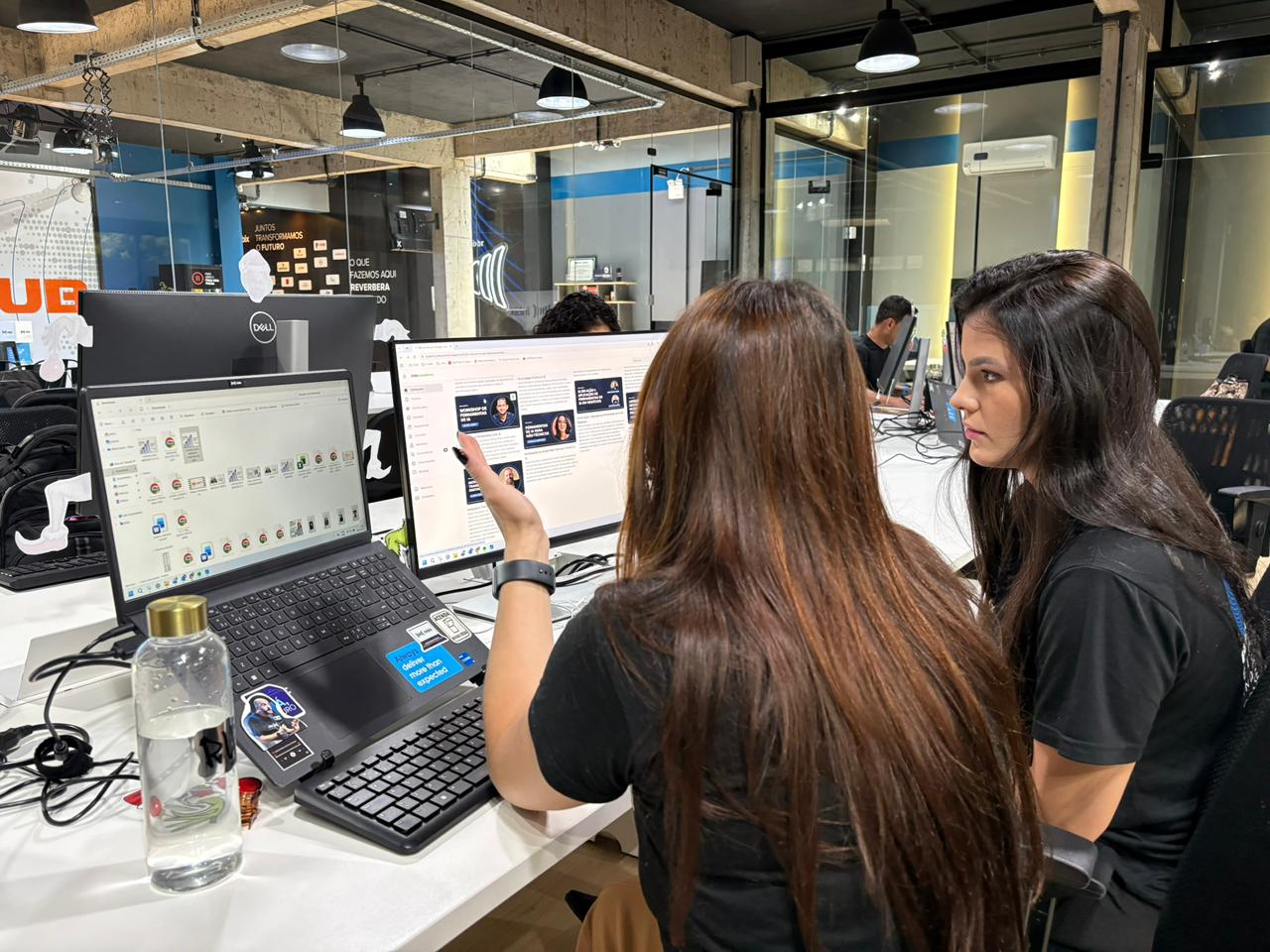 Gestor analisa painel de métricas de trilhas de aprendizagem por setor em escritório moderno