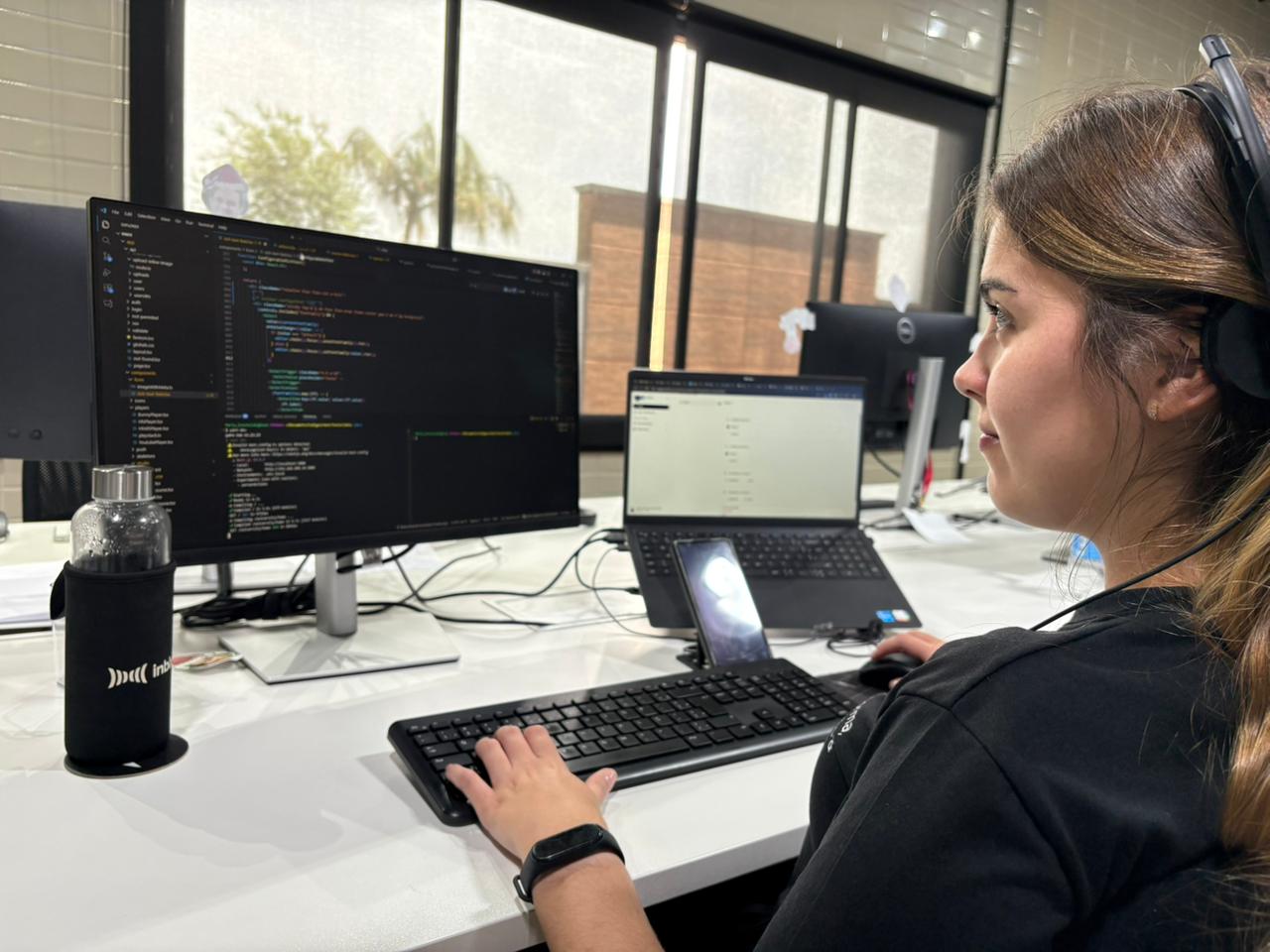 Gestor analisando checklist digital de conformidade com NRs e ISOs na tela de um laptop