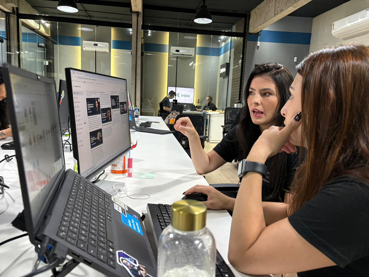 Gestores analisando painel digital com fluxos de processos padronizados