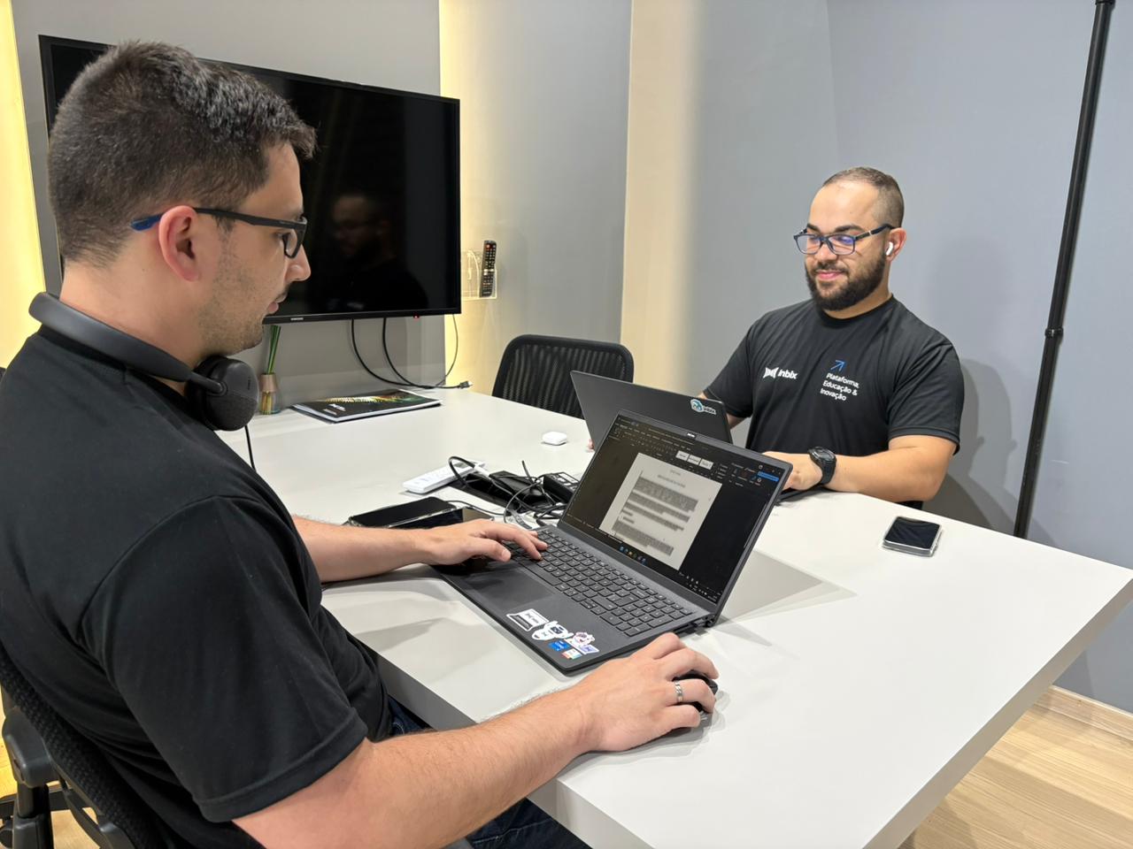 Gestor cria quiz corporativo em notebook com gráficos de desempenho na tela