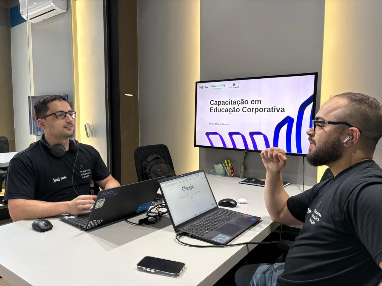 Gestores analisam opções entre treinadores internos e consultorias em reunião estratégica