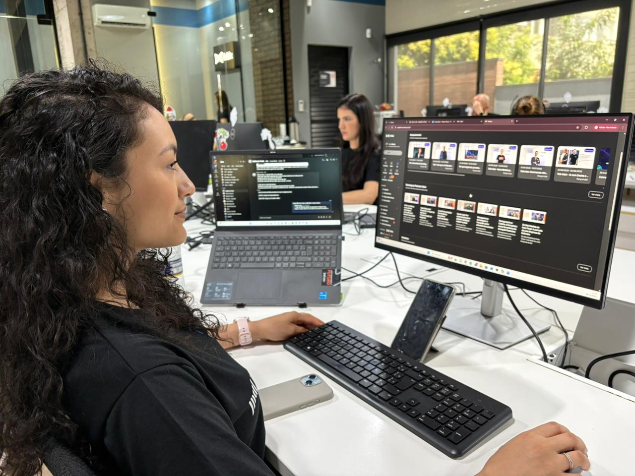 Equipe de compliance apresentando painel de indicadores claros para auditores em sala de reunião corporativa