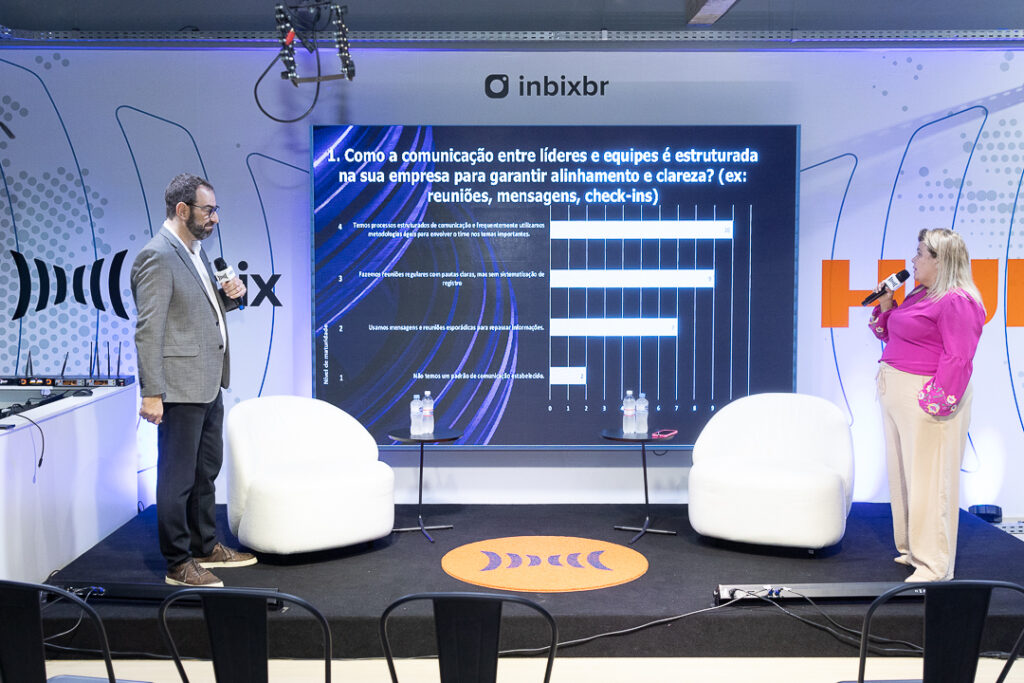 Equipe grava vídeo de treinamento corporativo em estúdio moderno