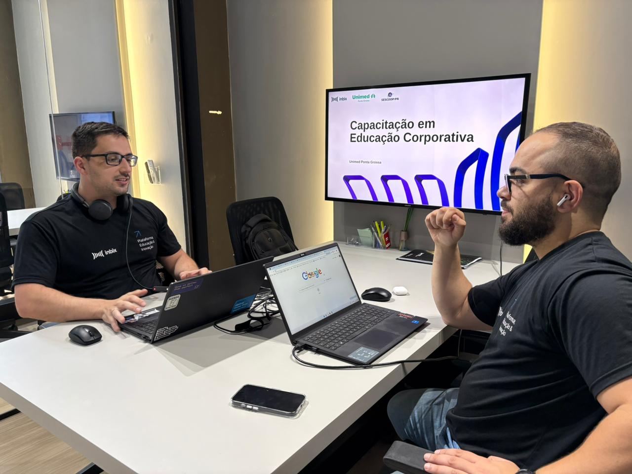 Gestor e colaboradora documentando passo a passo de processo industrial em tela grande