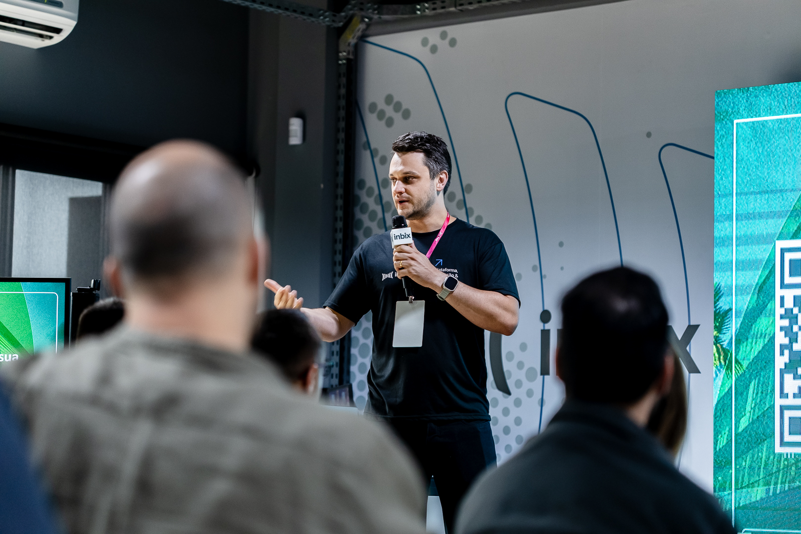 Líder facilitando reunião com equipe diversa em escritório moderno
