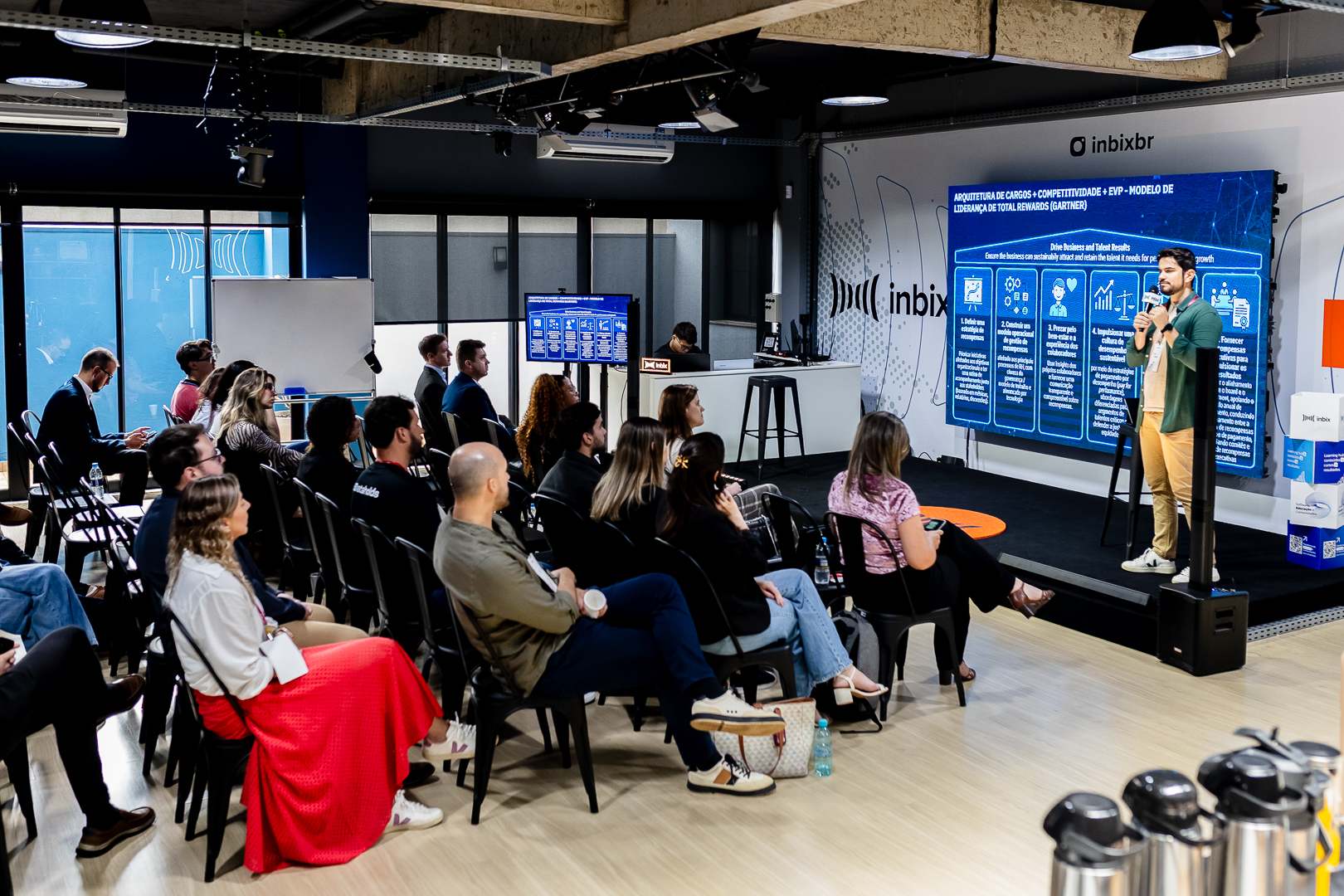 Gestor de treinamento analisando checklist digital de conteúdos críticos de T&D na tela do notebook