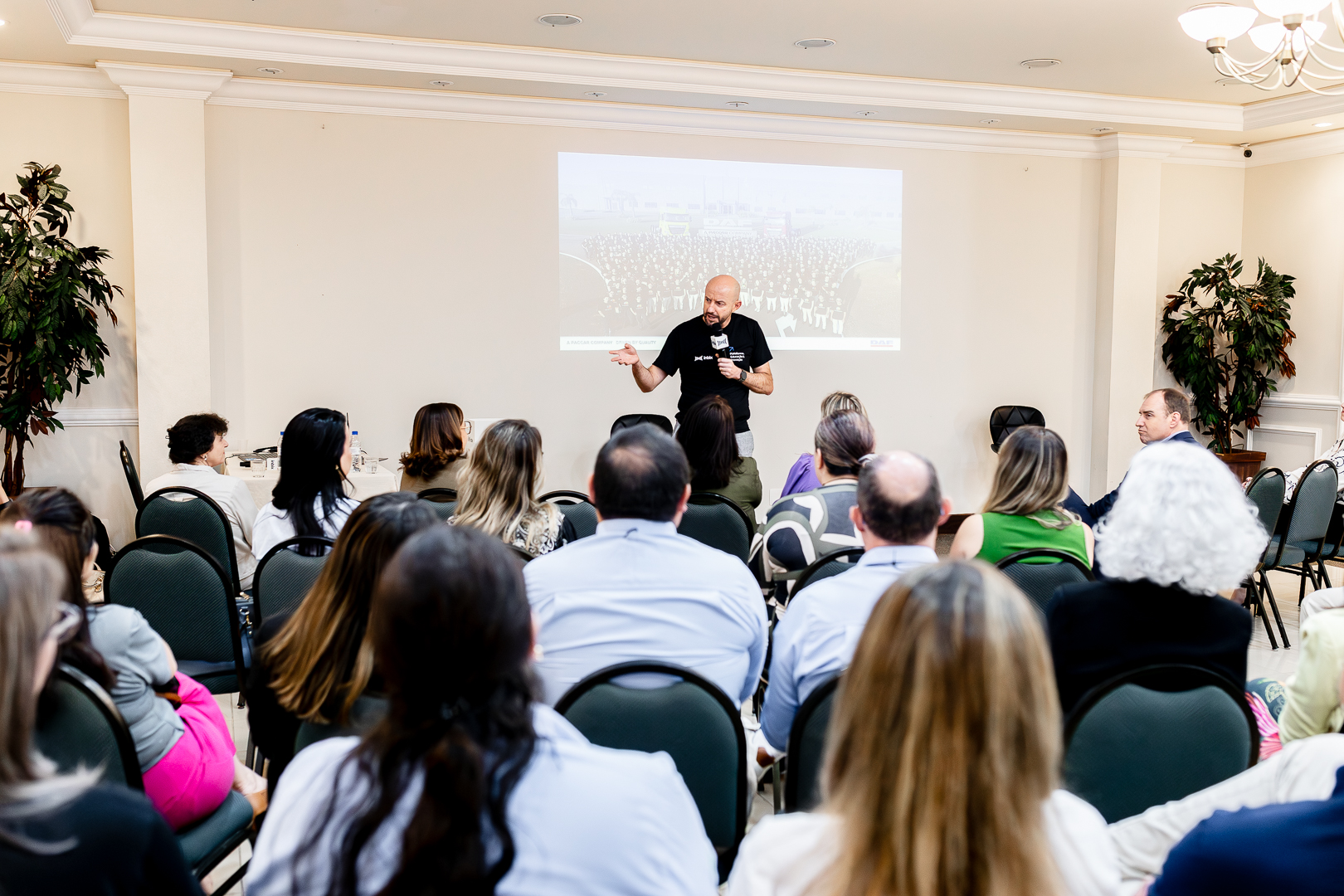 Equipe analisando painel digital de compliance com indicadores e documentos auditáveis