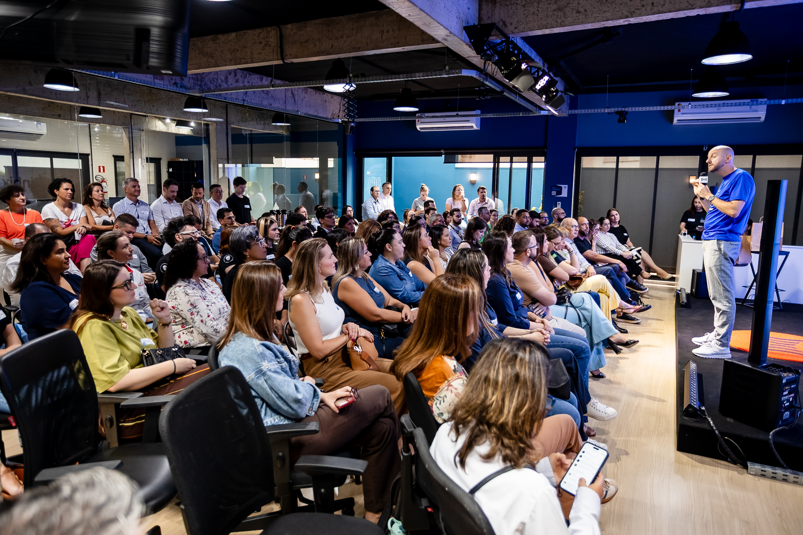 Gestor analisando indicadores de OKRs em treinamentos em um painel digital