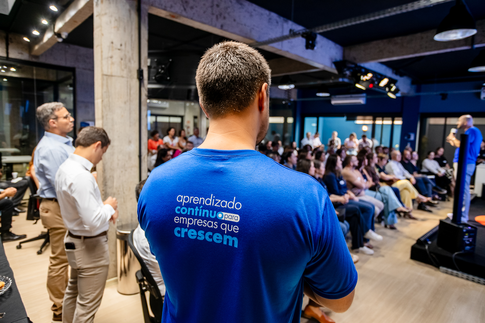 Gestores em reunião colaborativa planejando programa interno de formação de líderes