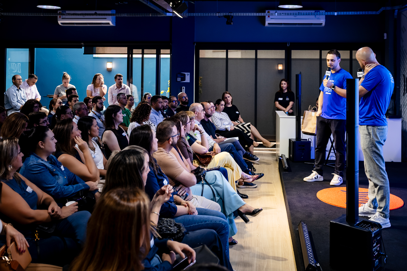 Líderes em reunião colaborativa discutindo desenvolvimento cultural na empresa