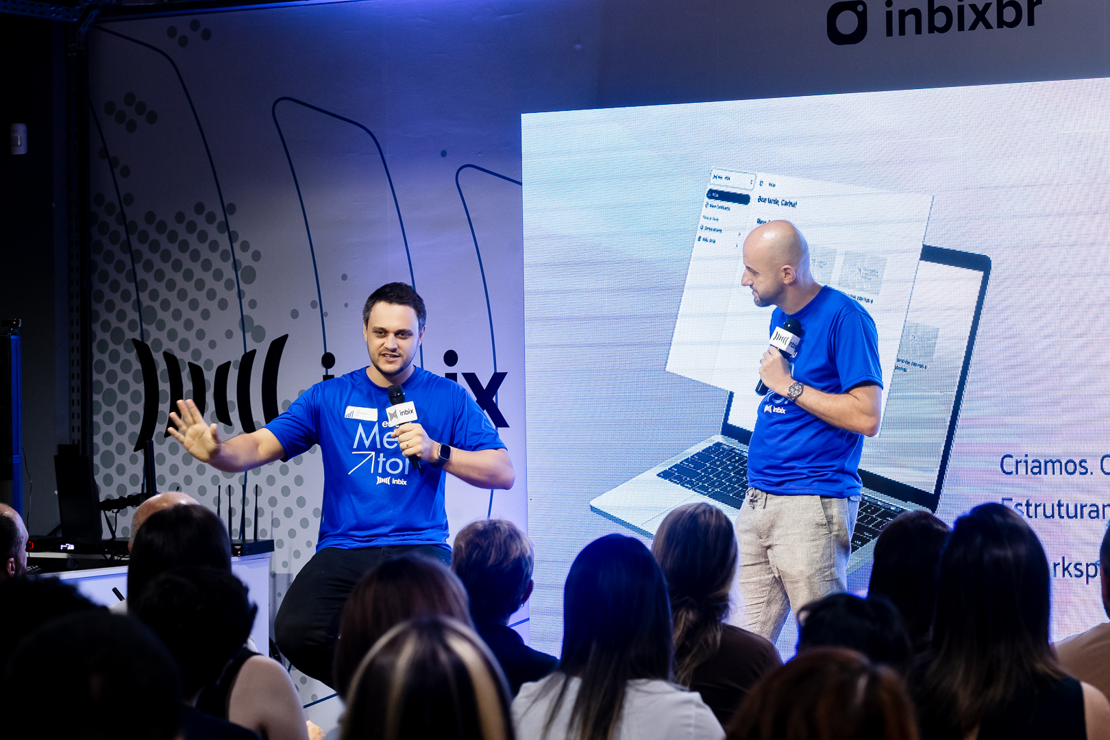 Gestor experiente mentorando nova gestora em reunião de sucessão de liderança