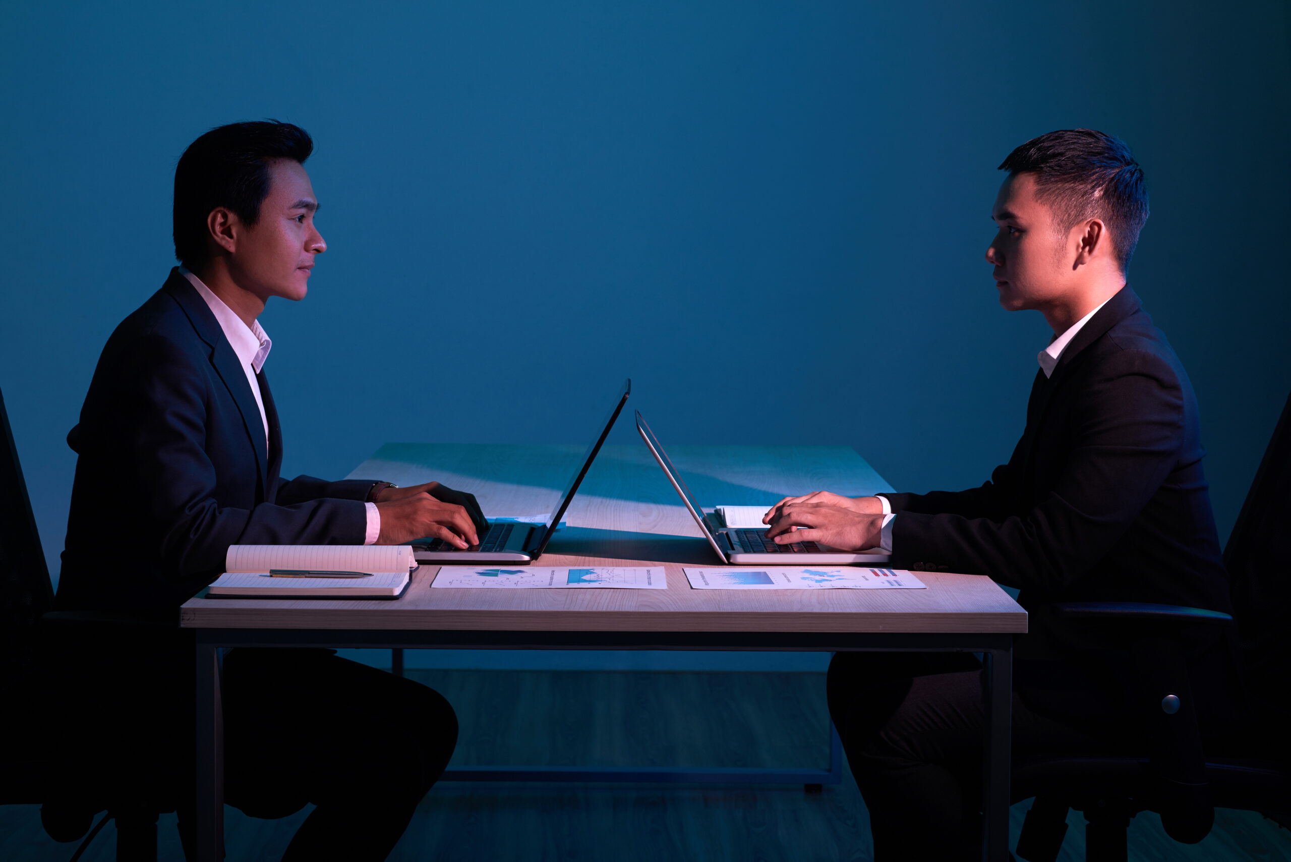 Gestor dividido entre apoiar colaborador engajado e outro desmotivado em reunião