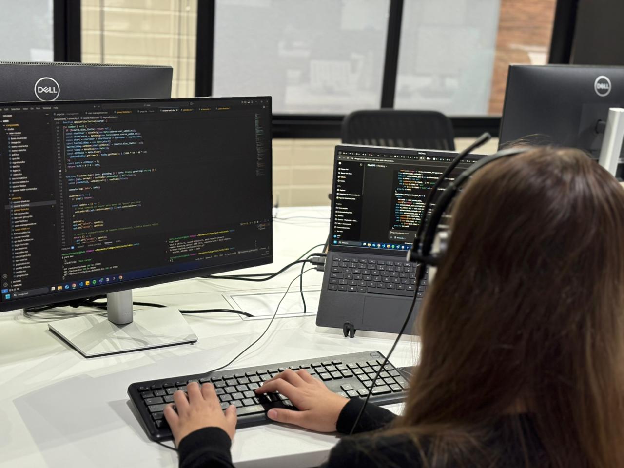 Profissional ajustando bloco de instruções de uma skill de IA em painel digital flutuante