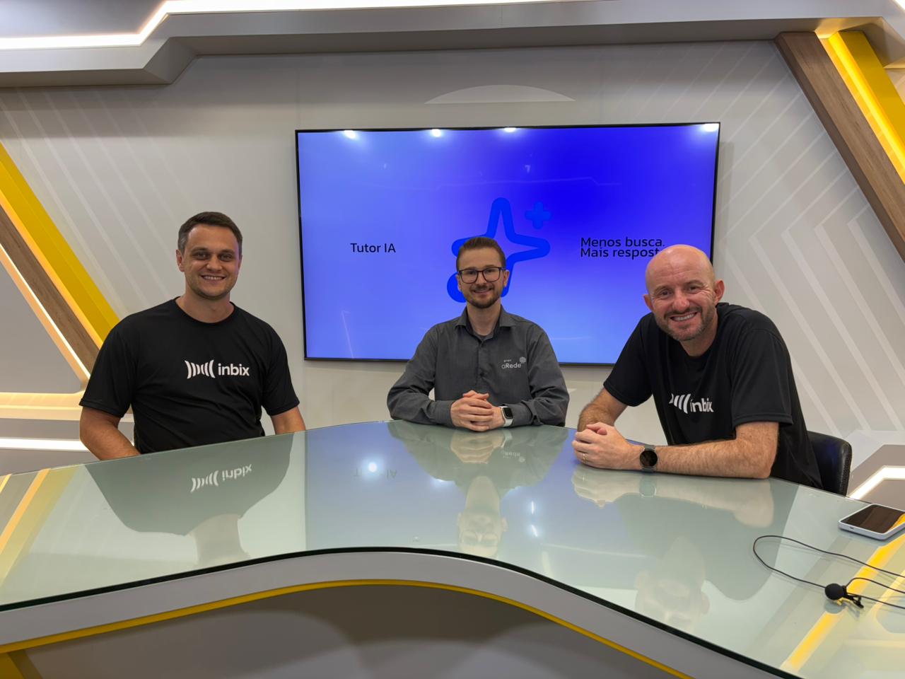 Profissionais conectados em auditório circular com tela holográfica de educação corporativa