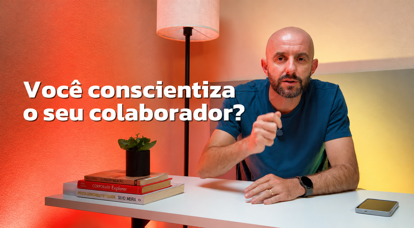 Colaboradores observam painel com ícones de saúde e treinamento digital