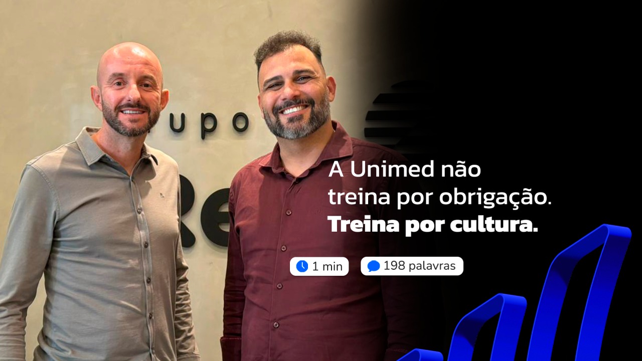 Colaboradores de saúde em hospital aprendendo juntos em momento de troca informal
